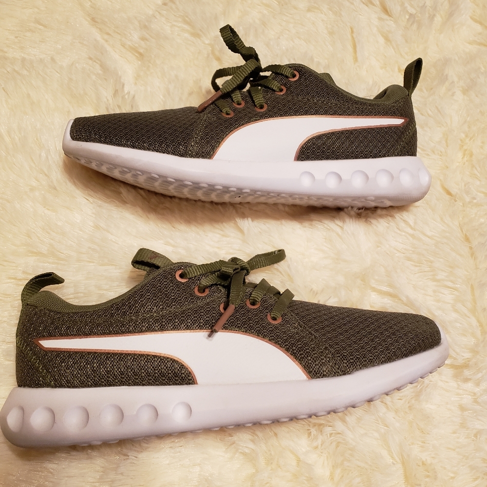 Puma sneakers (make me an offer!)